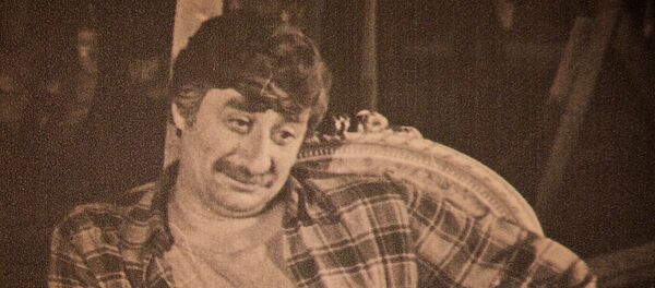 Портрет актера Гиви Берикашвили в фойе театра Марджанишвили - Sputnik Грузия