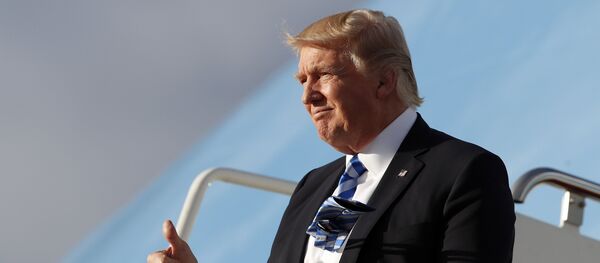 Американский президент Дональд Трамп сходит с борта Номер один в международном аэропорту Палм-бич - Sputnik Грузия