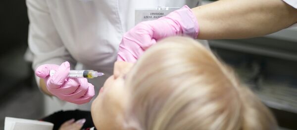 Пациент во время плазмолифтинга десен у зубного врача - Sputnik Грузия