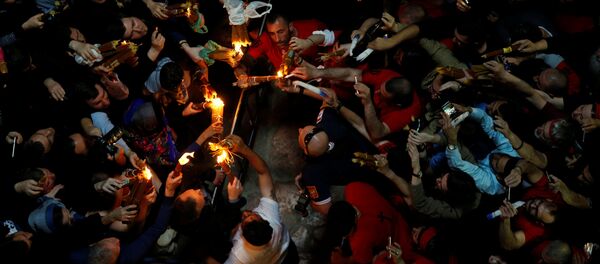 მორწმუნეები მაცხოვრის საფლავზე მორწმუნეები მაცხოვრის საფლავზე - Sputnik საქართველო