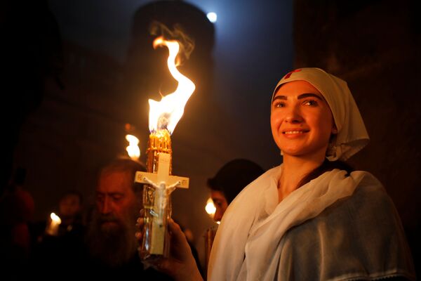 Православные верующие в храме Гроба Господня в Иерусалиме во время церемонии схождения Благодатного огня перед православной Пасхой - Sputnik Грузия