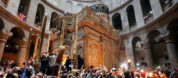 ცეცხლის გადმოსვლა ქრისტეს საფლავთან ცეცხლის გადმოსვლა ქრისტეს საფლავთან - Sputnik საქართველო