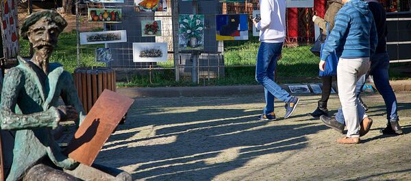 Туристы гуляют по центру Тбилиси, осматривая работы художников у Сухого моста - Sputnik Грузия