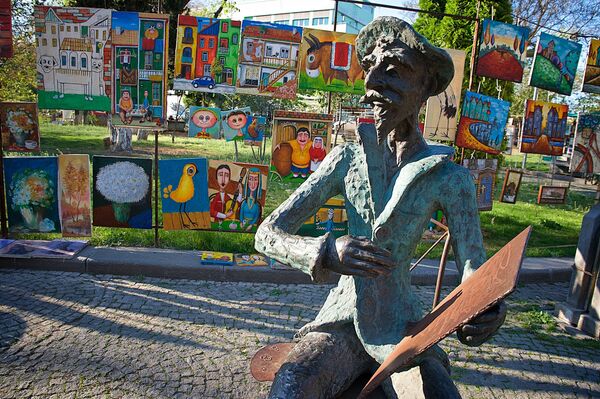 В парке у Сухого моста, где на набережной Тбилиси продаются сувениры и картины - Sputnik Грузия