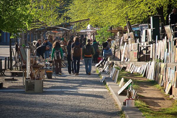 Туристы гуляют по центру Тбилиси, осматривая работы художников у Сухого моста - Sputnik Грузия