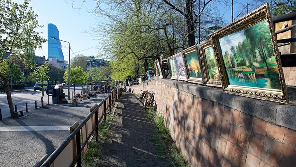 Работы художников у Сухого моста в парке на набережной в центре Тбилиси - Sputnik Грузия