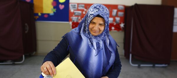 იზმირში რეფერენდუმის დროს ქალი საარჩევნო ურნაში ბიულეტენს აგდებს იზმირში რეფერენდუმის დროს ქალი საარჩევნო ურნაში ბიულეტენს აგდებს - Sputnik საქართველო