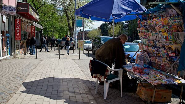 Уличная торговля газетами и журналами на проспекте Церетели, неподалеку от центрального рынка и стадиона Динамо - Sputnik Грузия