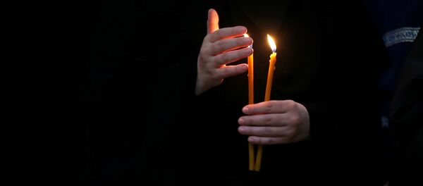 ანთებული სანთელი მონაზვნის ხელში ანთებული სანთელი მონაზვნის ხელში - Sputnik საქართველო