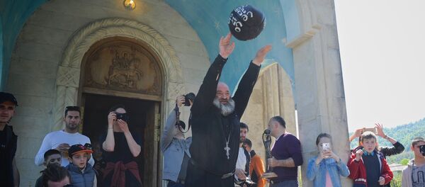 მღვდელი ისვრის 16 კილოგრამიან ბურთს - ასე იწყება ლელო - Sputnik საქართველო