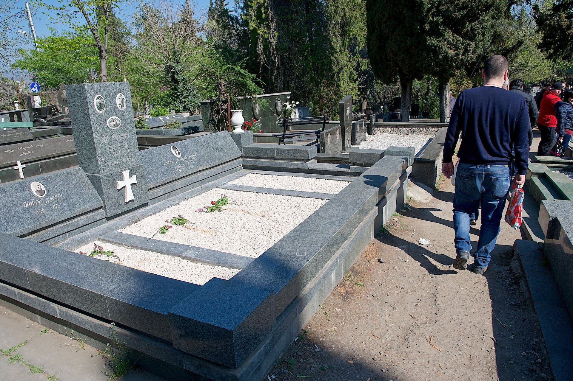 Люди на Кукийском кладбище в центре столицы Грузии - Sputnik Грузия, 1920, 21.04.2022