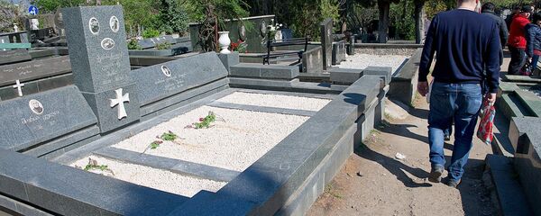 Люди на Кукийском кладбище в центре столицы Грузии - Sputnik Грузия