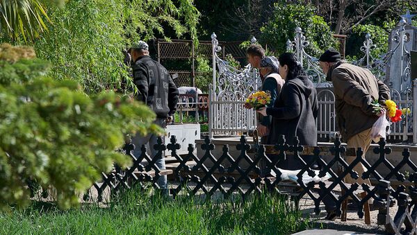 Люди на Кукийском кладбище в центре столицы Грузии - Sputnik Грузия