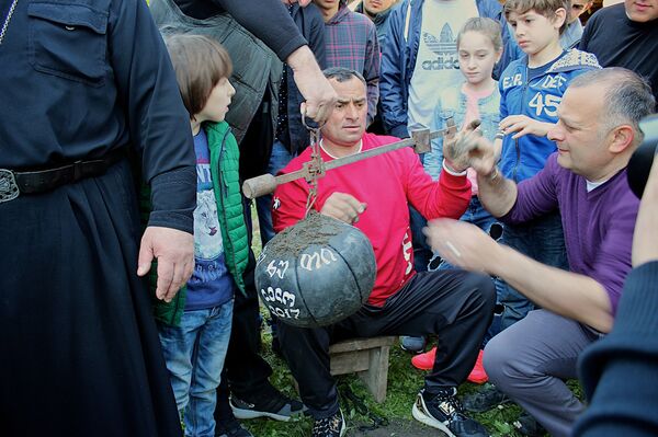 Подготовка к игре Лело в селе Шухути Подготовка к игре Лело в селе Шухути - Sputnik Грузия