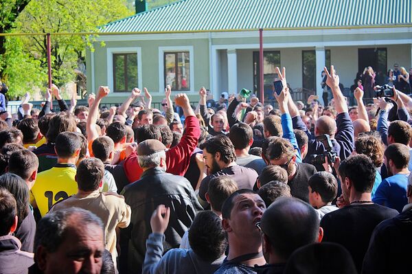 Болельщики из числа местных жителей и участники игры Лело в селе Шухути Болельщики из числа местных жителей и участники игры Лело в селе Шухути - Sputnik Грузия