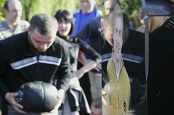 Игроки в Лело на кладбище в селе Шухути после игры Игроки в Лело на кладбище в селе Шухути после игры - Sputnik Грузия