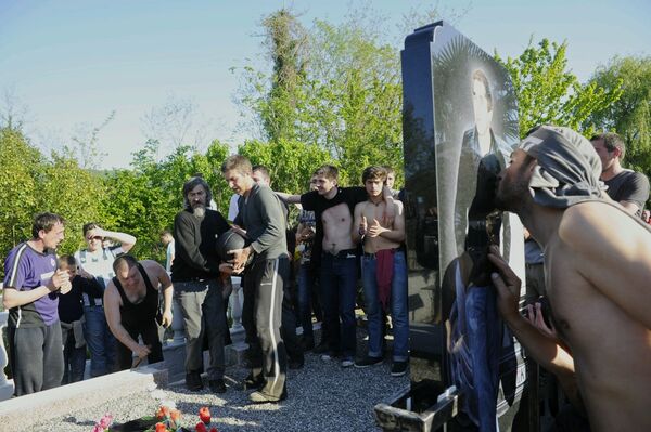 Игроки в Лело на кладбище в селе Шухути после игры Игроки в Лело на кладбище в селе Шухути после игры - Sputnik Грузия