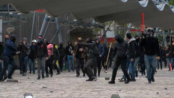 Полицейских забросали камнями: кадры акции протеста в Париже - Sputnik Грузия