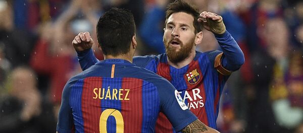 Аргентинский форвард Барселоны Лионель Месси (справа) с уругвайским форвардом Барселоны Луисом Суаресом радуется забитому голу в матче испанской футбольной лиги против Реал Сосьедад на стадионе Камп Ноу в Барселоне - Sputnik Грузия