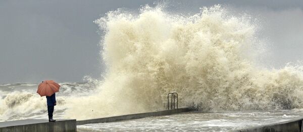 Человек с берега смотрит на шторм на Черном море Человек с берега смотрит на шторм на Черном море - Sputnik Грузия