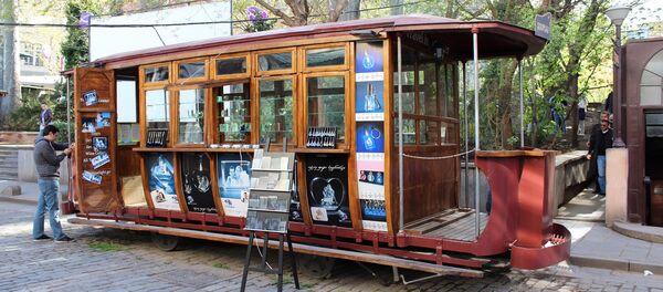 Тбилисская конка у исторического музея имени И.Гришашвили Карвасла - Sputnik Грузия