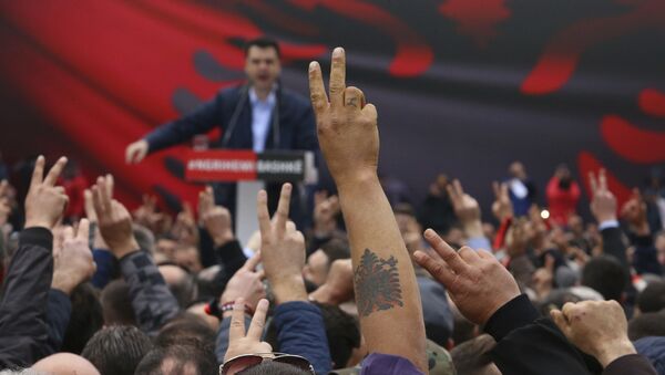 Лидер Демократической партии Албании Лулзим Баша выступает перед сторонниками во время акции протеста перед правительственным зданием в Тиране - Sputnik Грузия
