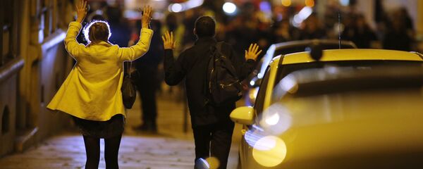 Люди показывают свои руки полиции на обочине дороги рядом с Елисейскими полями - Sputnik Грузия