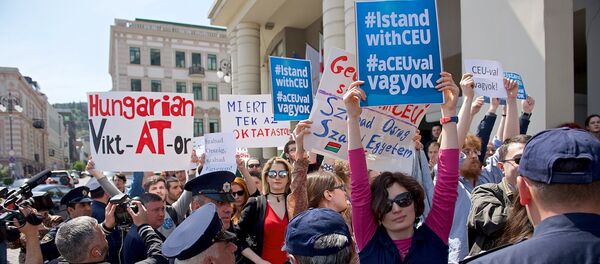 Акция сторонников Центрально-Европейского Университета, организованная в Тбилиси - Sputnik Грузия