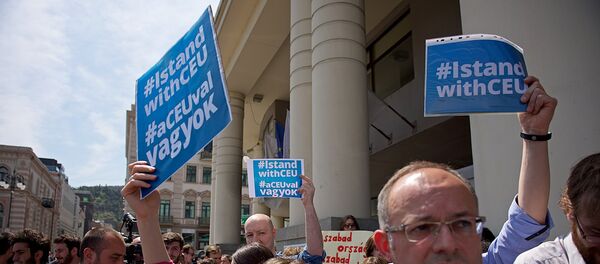 Сторонники и противники политики властей Венгрии митинговали в Тбилиси из-за ситуации с университетом Сороса - Sputnik Грузия