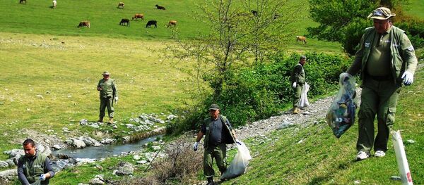 Уборка территории от мусора и грязи в заповеднике в Лагодехи - Sputnik Грузия