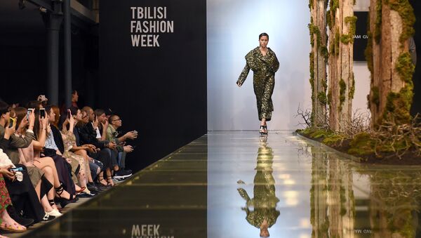 Модель на показе грузинского дизайнера Мариам Гвасалия на неделе моды в Тбилиси - Sputnik Грузия