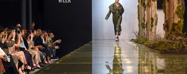 Модель на показе грузинского дизайнера Мариам Гвасалия на неделе моды в Тбилиси - Sputnik Грузия