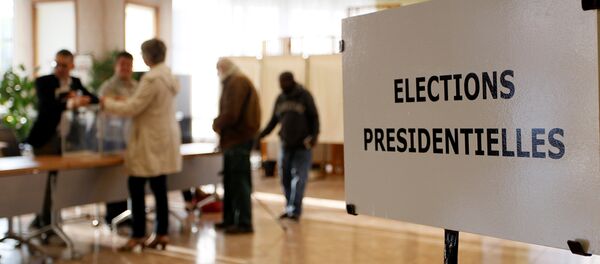 Люди голосуют в первом раунде президентских выборов 2017 года на избирательном участке в Вауль-ан-Велине около Лиона, Франция - Sputnik Грузия