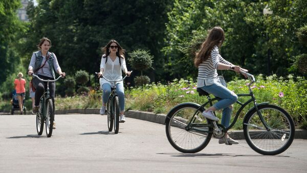 Девушки на велосипедах в Центральном парке культуры и отдыха имени Горького в Москве - Sputnik Грузия
