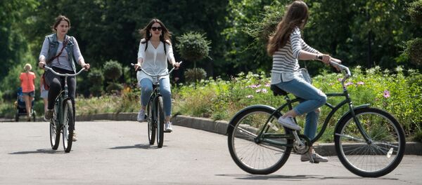 Девушки на велосипедах в Центральном парке культуры и отдыха имени Горького в Москве - Sputnik Грузия