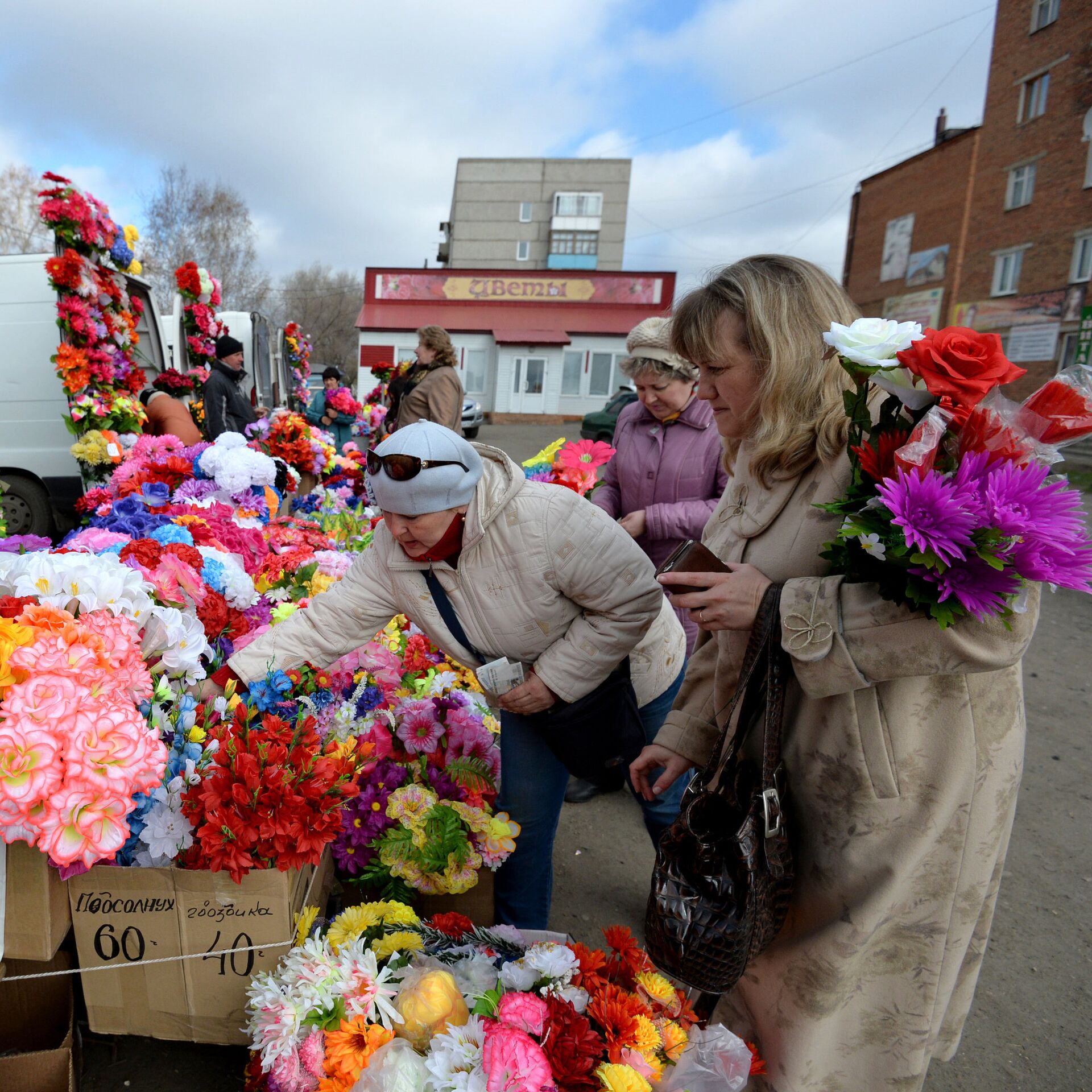 Когда радоница в 2024 в беларуси. Цветы на кладбище. Рынок искусственных цветов. Цветы для женщины. Цветы на г.