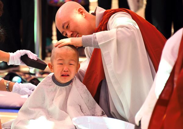 Ежегодно в День рождения Будды в Южной Корее проходит церемония под названием Дети становятся буддийскими монахами. Родители, желающие, чтобы их малыши приобщились к буддизму в раннем возрасте, приводят детей в один из монастырей, чтобы оставить их там на три недели, поручив заботам монахов. Малышей, которым предстоит в течение 21 дня изучать основы буддизма, переодевают в традиционное монашеское одеяние. После этого ребенок, уже с обритой головой, как полагается буддийскому монаху, вступает в ворота храма. - Sputnik Грузия