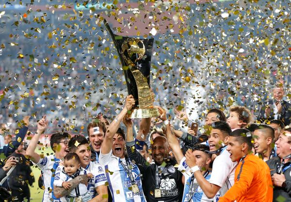 Игроки из мексиканской Пачука отмечают победу в Кубке чемпионов КОНКАКАФ - Sputnik Грузия