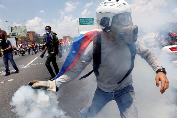 В столице Венесуэлы Каракасе в ходе антиправительственных манифестаций, в которых приняли участие сотни тысяч людей, пострадали более 40 человек. Также, по данным представителей оппозиции, два человека были убиты: один в Каракасе, второй – в штате Тачира. - Sputnik Грузия