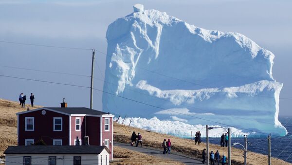 Маленький городок на канадском острове Ньюфаундленд вдруг превратился в туристическую достопримечательность и все благодаря красивейшему айсбергу - Sputnik Грузия