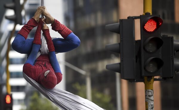 Колумбиец Жан Фреди Дюк, одетый как супергерой Человек-паук, выступает на улице Боготы, Колумбия - Sputnik Грузия