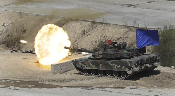 Танк K1A2 южнокорейской армии стреляет во время совместных военных учений Южной Кореи и США на поле для обучения огню Seungjin в Почеоне, Южная Корея, недалеко от границы с Северной Кореей - Sputnik Грузия