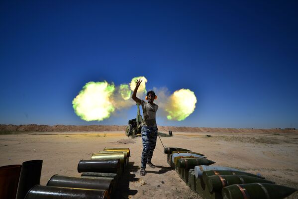 Иракские военизированные формирования ведут огонь по боевикам Исламского государства на окраине древнего города Хатра, недалеко от Мосула, Ирак - Sputnik Грузия
