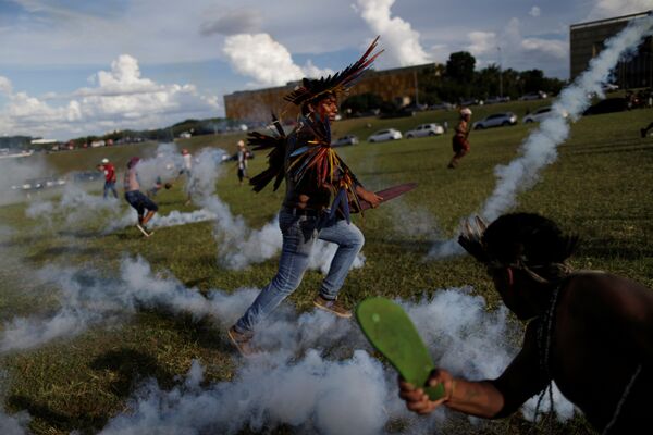 Бразильские индейцы участвуют в демонстрации против нарушений прав коренных народов в Бразилиа, Бразилия - Sputnik Грузия