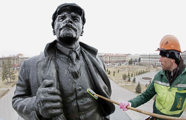 Рабочий моет памятник Владимиру Ленину накануне его дня рождения в Красноярске, Россия - Sputnik Грузия