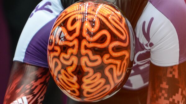 სპორტსმენი ჯონ ფერბერნი ადამიანის თავის ტვინის გამოსახულებიანი მუზარადით - Sputnik საქართველო