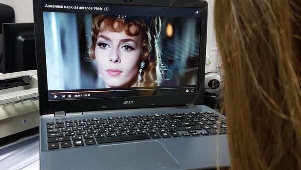 Девушка смотрит на компьютере фильм Анжелика - маркиза ангелов - Sputnik Грузия