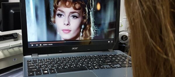 Девушка смотрит на компьютере фильм Анжелика - маркиза ангелов - Sputnik Грузия