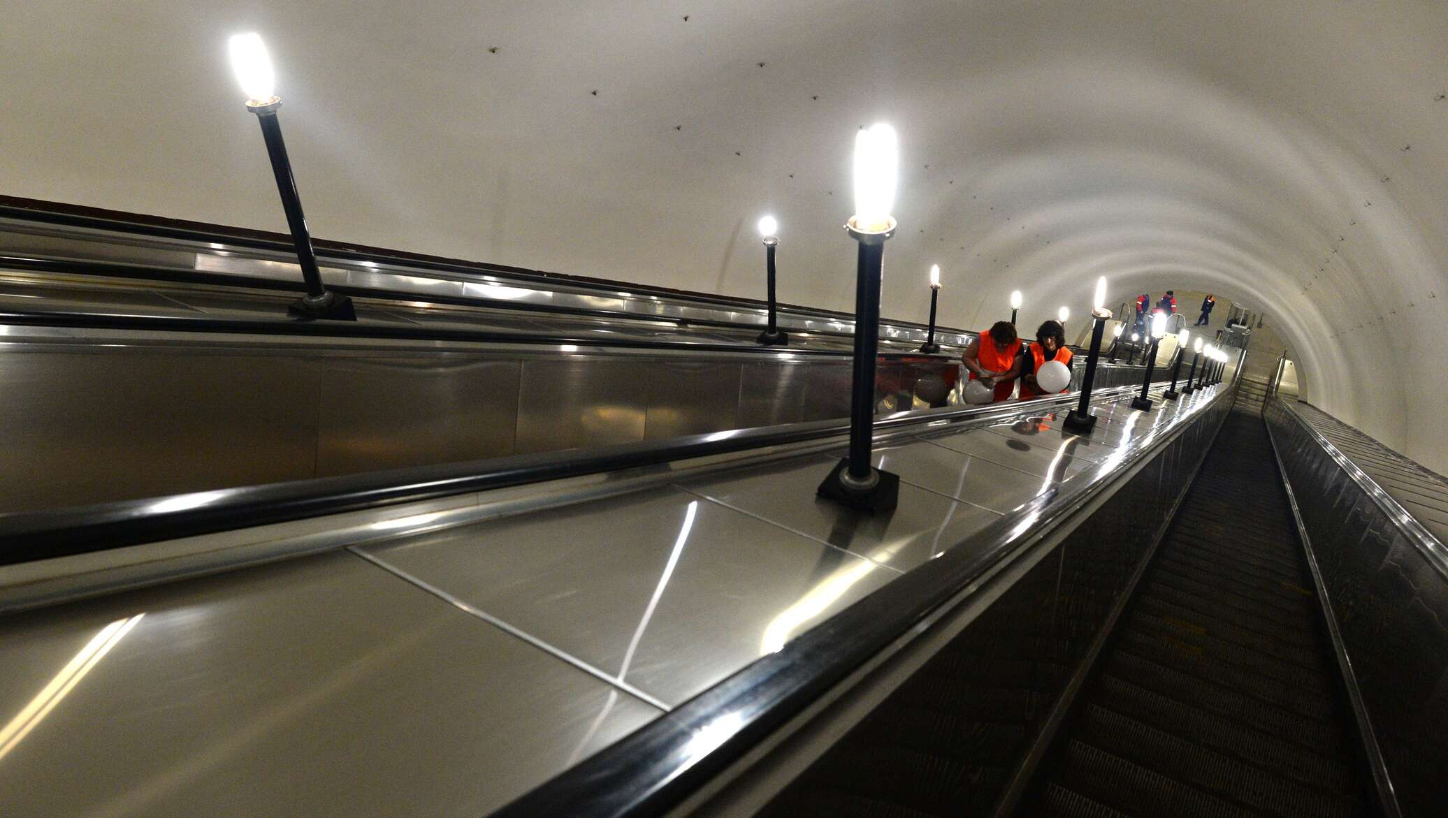 Работа арбатско. Арбатская станция метро эскалатор. Метро Смоленская эскалатор. Станция Арбатская Арбатско-Покровская линия эскалатор. Семеновская метро эскалатор.