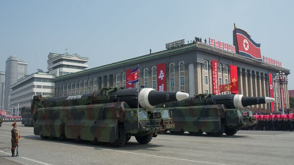 Пусковые установки баллистических ракет средней дальности Nodong Корейской народной армии во время парада, приуроченного к 105-й годовщине со дня рождения основателя северокорейского государства Ким Ир Сена, в Пхеньяне - Sputnik Грузия